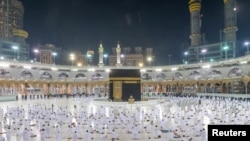 Umat ​​Muslim, menunaikan ibadah umrah di Masjidil Haram sambil menjaga jarak sosial yang aman, setelah otoritas Saudi meringankan restriksi untuk pencegahan Covid-19, di kota suci Mekkah, Arab Saudi, 1 November 2020. (Kantor Pers Saudi / Handout via REUTERS)