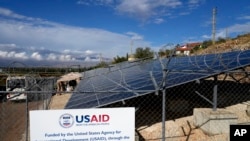 黎巴嫩与叙利亚边境城镇迈季代勒安贾尔，可以看到由美国国际开发署(USAID) 资助的太阳能电池板系统。(美联社：2022年11月9日)