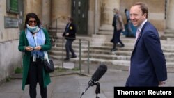 매트 핸콕 영국 보건장관이 TV 인터뷰를 하고 있는 모습을 지나 콜러댄젤로 보건부 비상임이사(왼쪽)가 지켜보고 있다. (자료사진)