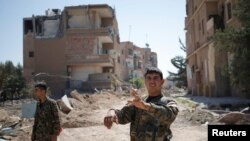 Seorang pejuang Kurdi dari Unit Proteksi Rakyat (YPG) terlihat berada di Raqqa, Suriah, 27 Juni 2017. (REUTERS/Goran Tomasevic).