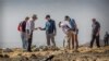 Para penyelidik memeriksa puing-puing pesawat di lokasi jatuhnya pesawat Boeing 737 Max 8 milik maskapai Ethiopian Airlines dekat Bishoftu, Ethiopia (12/3).
