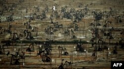 Ladang minyak Kern River milik perusahaan Chevron di kota Bakersfield, California (foto: dok). 