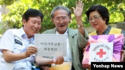 남북 이산가족 상봉 명단이 교환된 지난해 9월, 경기지역 최고령자인 경기도 구리시 김철림(94) 할아버지가 자택 앞에서 적십자사 관계자로부터 이산가족 상봉에 대한 설명을 듣고 있다.