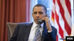 Presiden Barack Obama melakukan pembicaraan telepon di Gedung Putih (foto: dok.)
