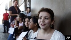 Pendatang dari Amerika Latin di sebuah kantor keimigrasian di Los Angeles, California (foto: dok).