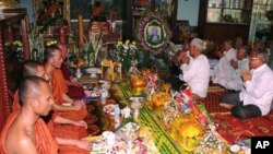 បុណ្យ​កាន់បិណ្ឌ​ និង​ភ្ជុំបិណ្ឌ​គឺជា​ពិធីបុណ្យ​យ៉ាង​សំខាន់ និង​ធំបំផុត​សម្រាប់​​ពលរដ្ឋ​កម្ពុជា។ ពិធី​ព្រះពុទ្ធសាសនា​នេះ​​តែងតែ​ប្រព្រឹត្ត​ទៅ​ជារៀង​រាល់​ឆ្នាំ​ក្នុង​​ រយៈពេល​១៥​ថ្ងៃ។