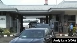 Iring-iringan rombongan mantan Presiden AS, Barack Obama, keluar dari VVIP Bandara Halim Perdanakusumah (30/6) (foto: VOA/Andylala Waluyo)