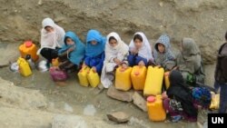 کودکان در صف دریافت آب