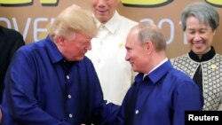 도널드 트럼프 미국 대통령과 블라디미르 푸틴 러시아 대통령이 10일 베트남 다낭에서 열린 APEC 정상회담에서 이야기를 나누고 있다.