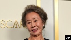 영화 '미나리'에 출연한 한국 배우 윤여정 씨가 25일 미국 로스앤젤레스에서 열린 제93회 아카데미 시상식에서 여우조연상을 수상했다. 한국 배우가 아카데미 연기상을 받은 건 이번이 처음이다.