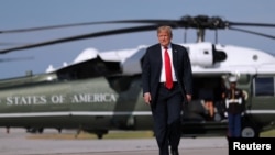 Presiden Donald Trump di Bandara Internasional Bay Austin Straubel, Wisconsin, bersiap menaiki pesawat kepresidenan Air Force One untuk kembali ke Washington, 25 Juni 2020.