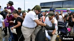 រូបឯកសារ៖ មន្រ្តីអន្តោប្រវេសន៍ម៉ិកស៊ិកឃុំខ្លួនជនចំណាកស្រុកម្នាក់អំឡុងពេលប្រតិបត្តិការមួយដើម្បីបញ្ឈប់លំហូរជនចំណាកស្រុកទៅកាន់សហរដ្ឋអាមេរិក ដោយឆ្លងកាត់ប្រទេសម៉ិកស៊ិក កាលពីថ្ងៃទី០៥ ខែមិថុនា ឆ្នាំ២០១៩។ 