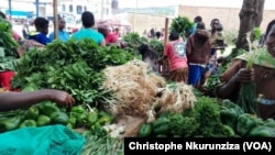 Sur un marché à Bujumbura, au Burundi, le 14 février 2017. (VOA/Christophe Nkurunziza)