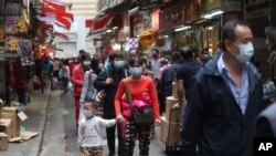  3일 홍콩의 시장에서 시민들이 신종 코로나 바이러스 감염을 막기 위해 마스크를 착용하고 있다. 