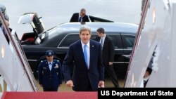 美国国务卿克里登机出访北非、欧洲和中东。（2013年11月2日）