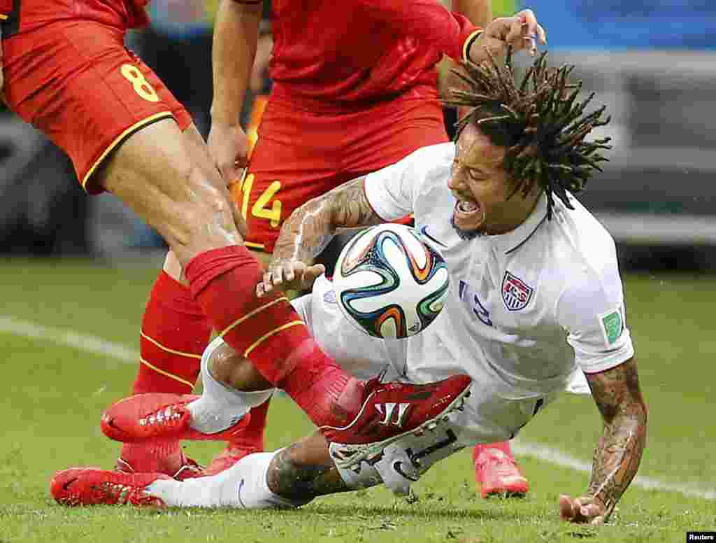 Belgium&#39;s Marouane Fellaini kicks the ball as Jermaine Jones of the U.S. defends during their game at the Fonte Nova arena in Salvador, July 1, 2014.
