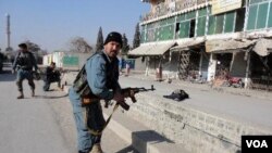 Polisi Afghanistan menembak seorang pembom bunuh diri yang mencoba menyerang Kabul Bank di provinsi Khost, Afghanistan (21/12).