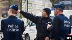 La police belge effectue une perquisition à Etterbeek, Bruxelles, Belgique, 09 avril 2016. epa/ STEPHANIE LECOCQ