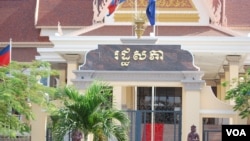 ការ​សម្រេច​កែ​សម្រួល​បទ​បញ្ជា​ផ្ទៃ​ក្នុង​នៃ​រដ្ឋសភា​ថ្មី​នេះ​ បាន​ធ្វើ​ឡើង​ក្រោម​កិច្ច​ប្រជុំ​ក្រុម​ការងារ​មក​ពី​គណបក្ស​ទាំង​ពីរ​ដែល​មាន​ភាគី​ម្ខាងៗ​ចំនួន​៦​រូប​ដឹក​នាំ​ដោយ​លោក​ ឈាង វុន​ ខាង​គណបក្ស​ប្រជាជន​កម្ពុជា​ និង​ លោក​ យ៉ែម បុញ្ញឫទ្ធិ​​ខាង​គណបក្ស​សង្គ្រោះ​ជាតិ។​