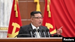 Pemimpin Korea Utara Kim Jong Un menghadiri rapat komite pusat Partai Buruh di Pyongyang, Korea Utara, pada 1 Januari 2023. (Foto: KCNA via Reuters)