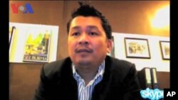 នាយក​មជ្ឈមណ្ឌល​សិទ្ធិ​មនុស្ស​កម្ពុជា លោក ​អ៊ូ វីរៈក្នុង​កិច្ចសម្ភាសន៍​តាន​skype។​