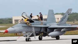 (资料照）停落在关岛美军安德森空军基地的一架澳大利喷气式战机正在为参加一次训练做准本工作。