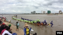 Cambodians gather to celebrate the first day of Water Festival in Phnom Penh, Cambodia, November 2, 2017.(Tum Malis/VOA Khmer) 