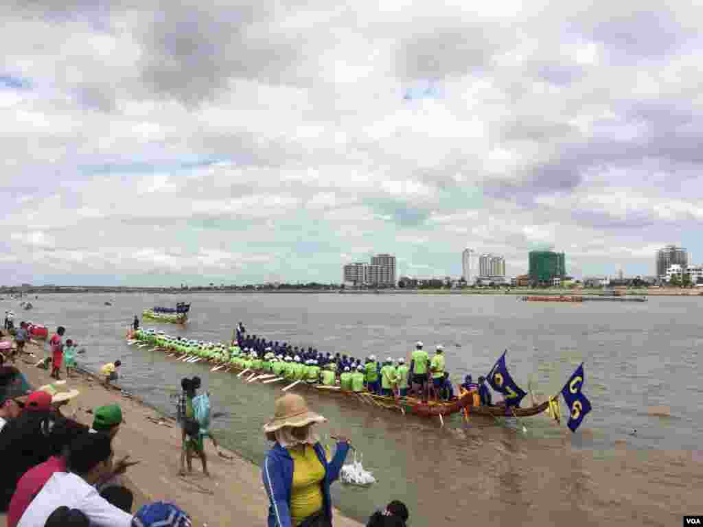 Indoneziyaning G&rsquo;arbiy Sulavesi viloyatida 6,2 ballik zilzila yuz berdi. Kamida 34 nafar kishi halok bo&rsquo;ldi. 600 nafardan ortiq aholi jarohat oldi. Zilzila ketidan ko&rsquo;chki sodir bo&rsquo;lib, shaharga olib boradigan yo&rsquo;llarni to&rsquo;sib qo&rsquo;ygan.&nbsp;