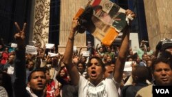 부인 멜라니아 여사와 동행한 도널드 트럼프 미국 대통령이 백악관 사우스론에 들어서며 기자들에게 손을 흔들어 보이고 있다. 트럼프 대통령은 러시아의 2016년 미국 대선개입과 관련해 블라디미르 푸틴 러시아 대통령에게 직접적인 책임이 있다고 밝혔다.&nbsp;