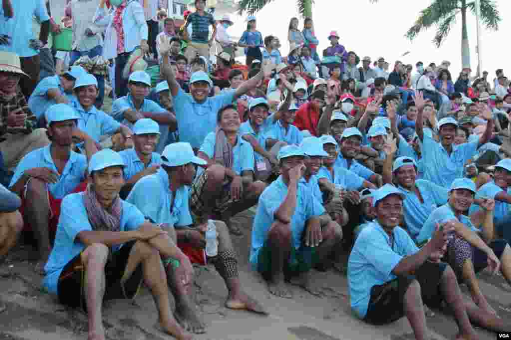 From the river bank, boat racers are watching boats race on the first day of the Water Festival in Phnom Penh, Cambodia, November 5, 2014. (Nov Povleakhena/VOA Khmer) 