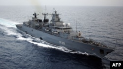 资料照片：德国“拜仁”号护卫舰在黎巴嫩沿海行驶（2008年2月29日）
