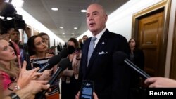 Сепак, имиграциските власти велат дека илјадници емигранти други се стационирани во северно Мексико и би можеле да се обидат да влезат во САД во наредните денови или недели.