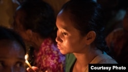 រូបឯកសារ៖ រៀម សាវ ស៊ី និង​​អ្នក​ភូមិ​នៅ​អារ៉ែង ប្រារព្ធ​ពិធី​ថ្វាយ​បង្គុំ​គ្រូ ដែល​ជា​ពិធី​ប្រពៃណី​មួយ​សម្រាប់​ជនជាតិ​ភាគតិច​ជង នៅ​អារ៉ែង។ (រូប​ថត​ផ្តល់​ឲ្យ​ដោយ ម៉ម កល្យាណី)