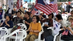 South Korean conservatives participate in a pro-United States demonstration held along US President Donald Trump's motorcade route in Seoul, South Korea, Saturday, June 29, 2019. (B. Gallo/VOA)