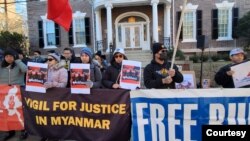 စစ်အာဏာသိမ်း(၄)နှစ်ပြည့်အဖြစ် အမေရိကန်နိုင်ငံ ဝါရှင်တန်ဒီစီ မြန်မာသံရုံးရှေ့ ဆန့်ကျင်ဆန္ဒပြနေကြသူများ (Photo: Anti-Dictatorship Burma)