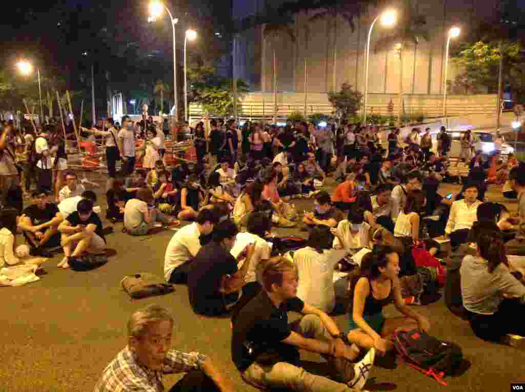 占领人士星期一晚在金钟道上架设和加固路障 (美国之音海彦拍摄)