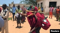 Seorang anggota angkatan bersenjata Somalia membawa amunisi dalam pertempuran antara militer dan pasukan intelijen yang didukung polisi di distrik Dayniile,Mogadishu, Somalia, 16 September 2017. (Foto:Dok)
