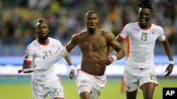 Niguimbe Prejuce Nakoulma du Burkina Faso, au centre, célèbre après avoir marqué un but contre la Tunisie lors du match Tunisie-Burkina Faso de la CAN 2017 au Stade de l'Amitié, à Libreville, Gabon, 28 janvier 2017. 