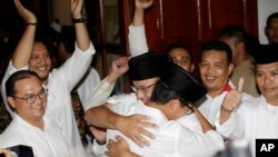 Pasangan Anies Baswedan dan Sandiaga Uno saat konferensi pers setelah lembaga survei mengumumkan hasil hitung cepat, Rabu, 19 April 2017.