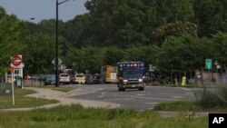 Des véhicules de secours interviennent suite à la fusillade au centre municipal de Virginia Beach à Virginia Beach en Virginie le 31 mai 2019.