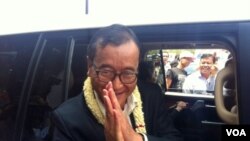 លោក សម រង្ស៊ី ប្រធាន​គណបក្ស​សង្គ្រោះ​ជាតិ នៅ​ពេល​ដែល​លោក​មក​ដល់​អាកាស​យានដ្ឋាន​អន្តរជាតិ​ភ្នំពេញ នៅ​ថ្ងៃទី ២៥ ខែមិនា ឆ្នាំ២០១៤។