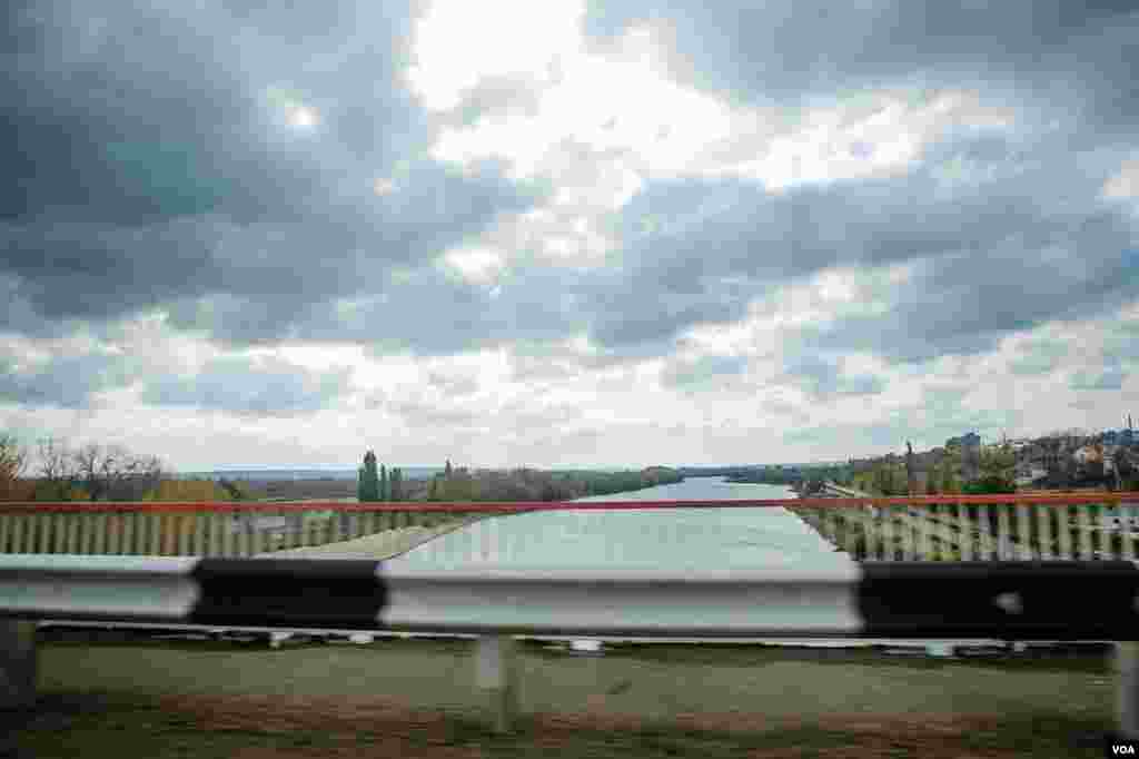 The Dniester River divides Moldova's majority Romanian-speaking heartland on the West bank, from its majority Russian-speaking region on the East bank. (Vera Undritz for VOA)