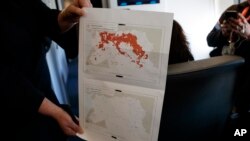 새라 샌더스 백악관 대변인이 22일 플로리다로 향하는 대통령 전용기 안에서 시리아 내 IS 점령지를 100% 탈환했다고 밝히며, 현지 지도를 들어보이고 있다.