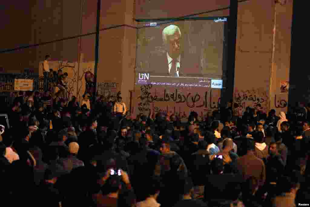 Palestinians rally while Palestinian President Mahmoud Abbas&#39;s speech is projected on Israel&#39;s controversial barrier in the occupied West Bank city of Bethlehem, November 29, 2012.