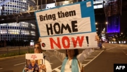 خانواده گروگان‌های اسرائیلی بیرون ساختمان وزارت دفاع اسرائیل در تل‌آویو خواستار بازگردانده‌شدن عزیزان خود از غزه هستند. سه‌شنبه ۳۰ آبان ۱۴۰۲