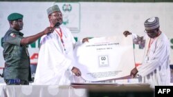 Mahmood Yakubu, Komisi Independen Pemilu Nasional Nigeria (INEC), memperlihatkan lembar hasil pemilu di Abuja, 25 Februari 2019.