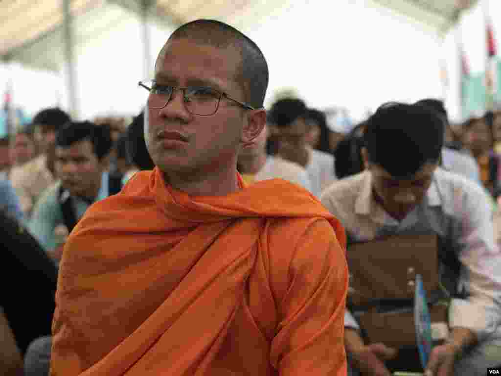 ព្រះសង្ឃចូលរួមពិធី​រំឭក​ខួបលើក​ទី​២៨ឆ្នាំ​នៃការចុះហត្ថលេខាលើ​កិច្ចព្រមព្រៀង​សន្តិភាព​ទីក្រុង​ប៉ារីស​ ក្នុង​ទីក្រុង​ភ្នំពេញ​ ថ្ងៃ​ទី​២៣ តុលា ឆ្នាំ​២០១៩។ (ហ៊ុល រស្មី/VOA)