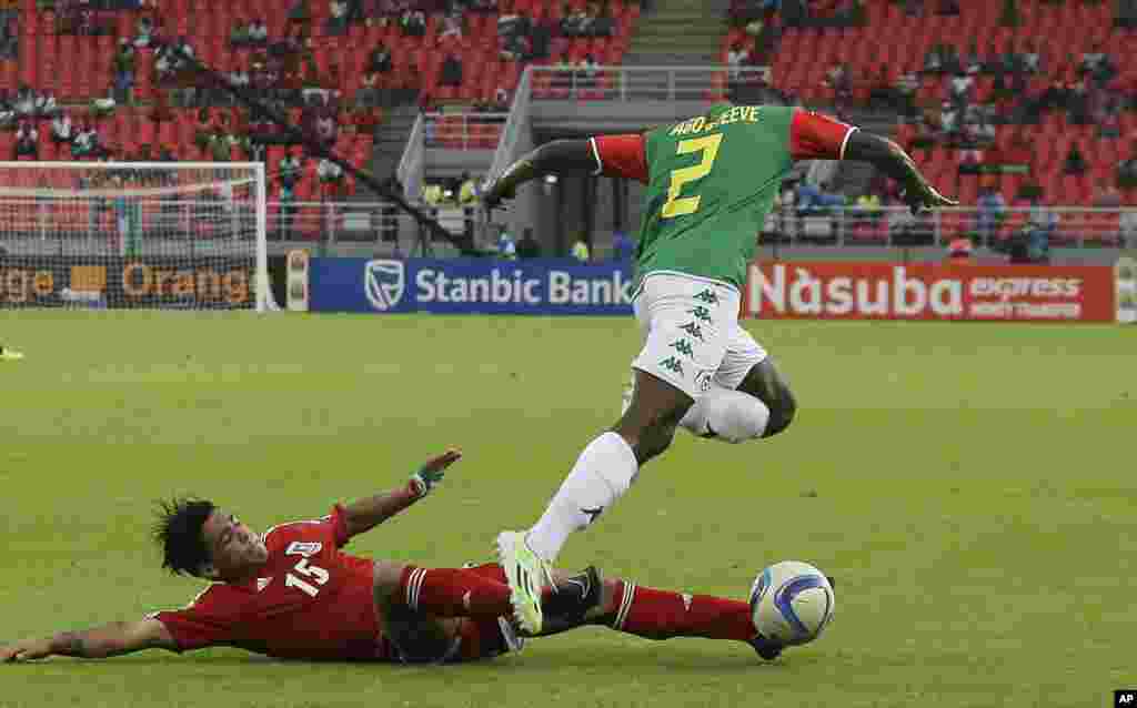 Ivan Edu Salvador de la Guinée équatoriale, à gauche, tente de prendre la balle à Steeve Yago du Burkina Faso, à droite, lors du match de football de la Coupe d&#39;Afrique des Nations Groupe A à Bata, en Guinée équatoriale, mercredi 21 janvier 2015.