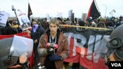 Polisi menghalangi para demonstran 'Occupy' yang berusaha menutup pelabuhan di Long Beach, negara bagian California (12/12).
