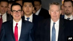 美国财政部长姆努钦（左）和贸易代表莱特希泽（右）2019年2月15日在北京离开酒店前往贸易谈判会场。